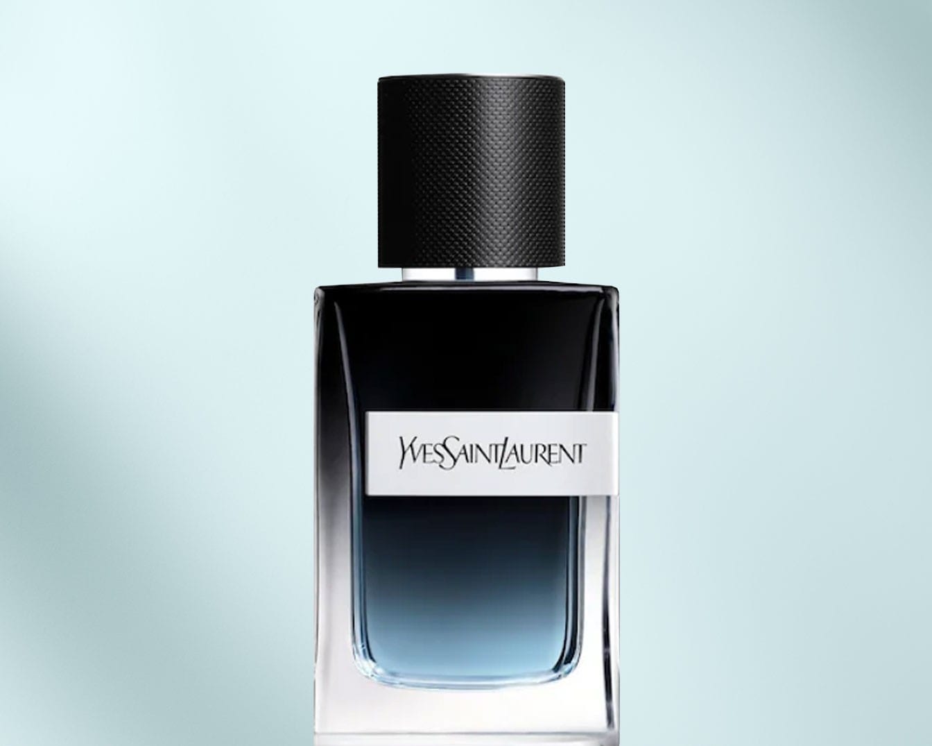 Yves Saint Laurent aromatas stačiame skaidraus stiklo buteliuke su juodu dangteliu, ant kurio užrašytas prekės ženklas.