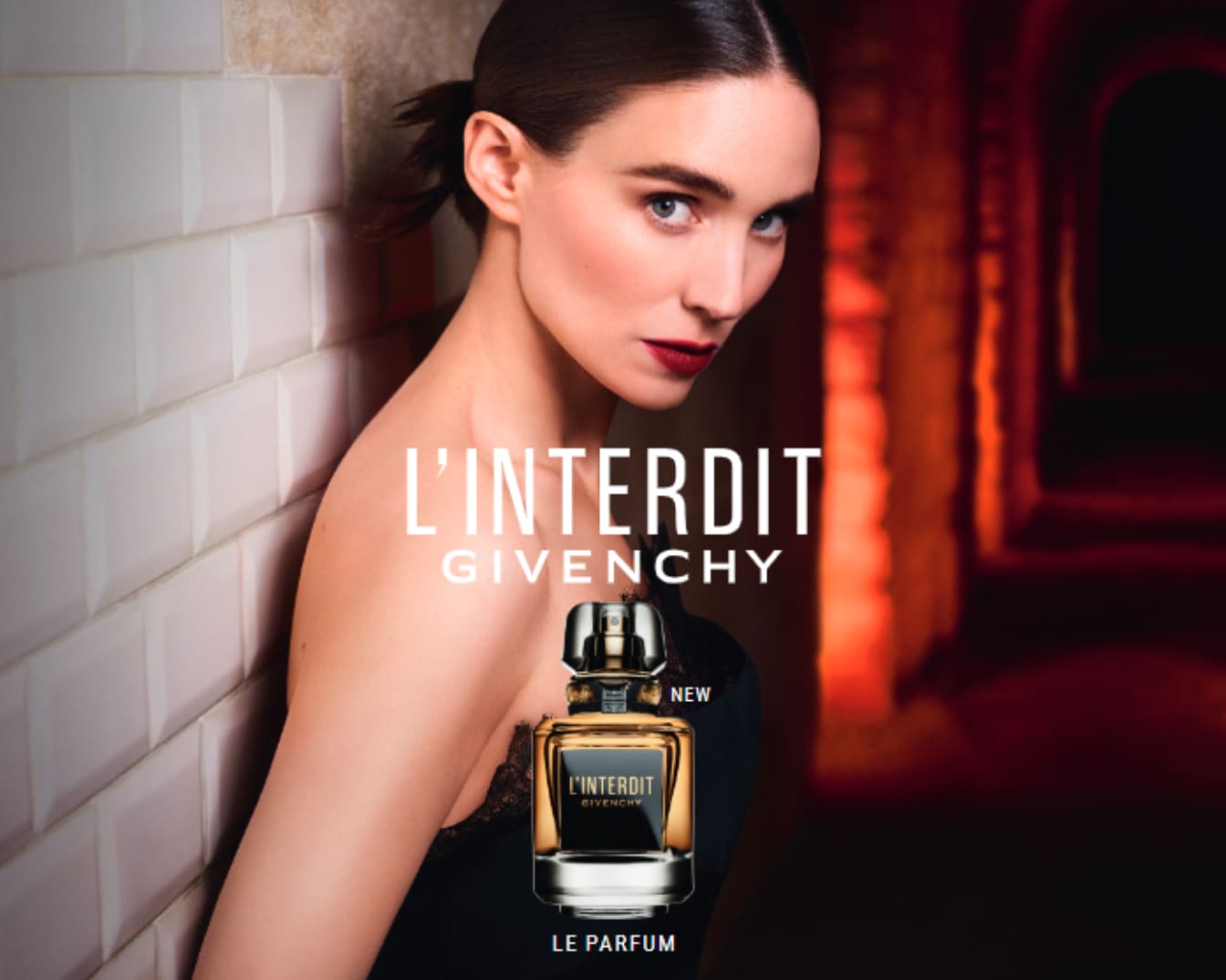 Découvrez L'Interdit de Givenchy, un parfum captivant présenté dans un flacon élégant aux nuances dorées et argentées, incarnant l'élégance et le mystère.