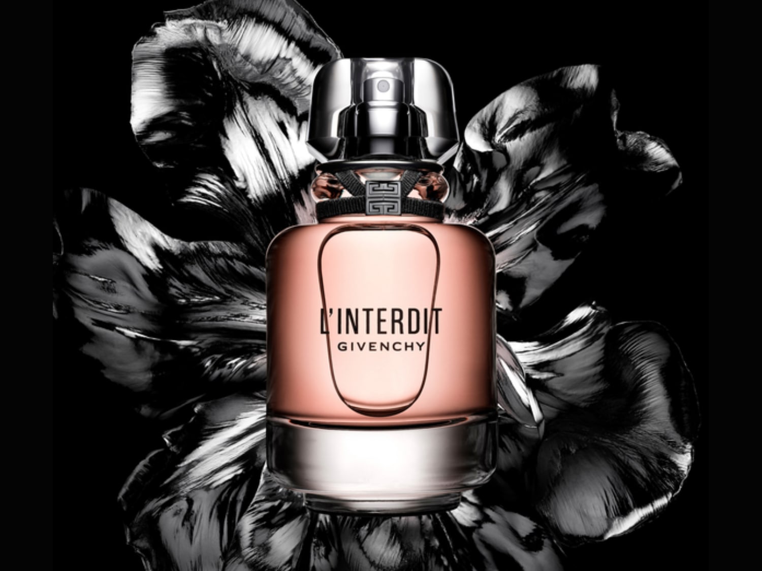 Découvrez L'Interdit de Givenchy, un parfum élégant dans un flacon rose et argenté, parfait pour celles qui osent l'interdit.