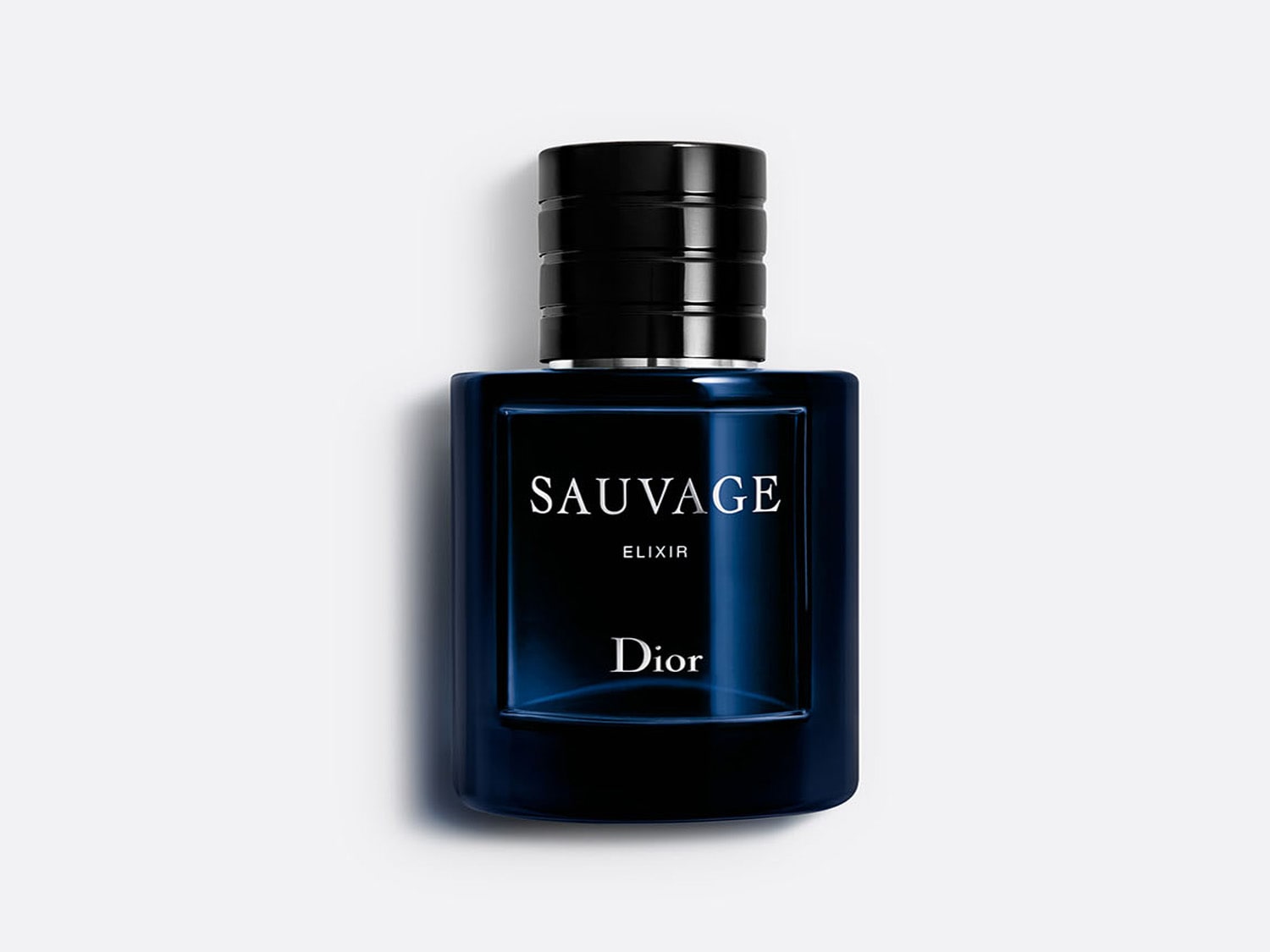 Een flacon Dior Sauvage Elixir parfum, met een donkerblauwe kleur en zwarte dop, straalt luxe en verfijning uit.