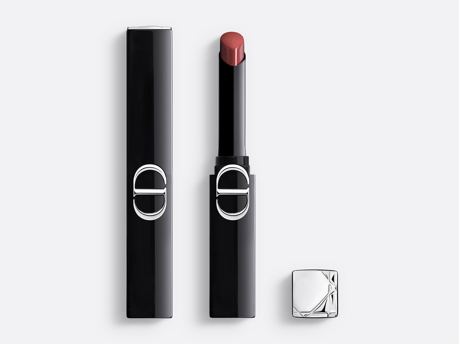 Elegante Dior lipstick in een zwarte huls met het CD-logo, de dop ligt ernaast, klaar om je lippen te verwennen met een vleugje kleur.