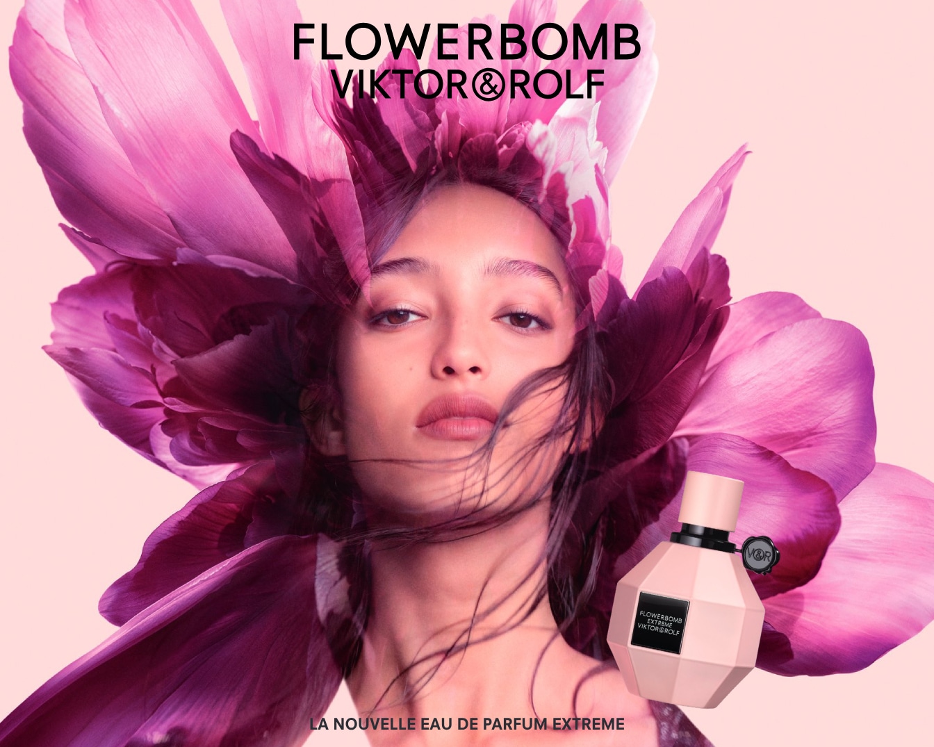 Découvrez un parfum exquis dans un flacon rose en forme de nœud, rehaussé d'une touche de miel doré et d'une tranche d'orange fraîche, pour une expérience olfactive inoubliable.