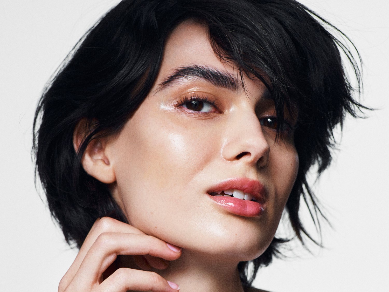 Švytinti oda ir tamsūs plaukai sukuria elegantišką kontrastą, pabrėžiantį natūralų grožį.