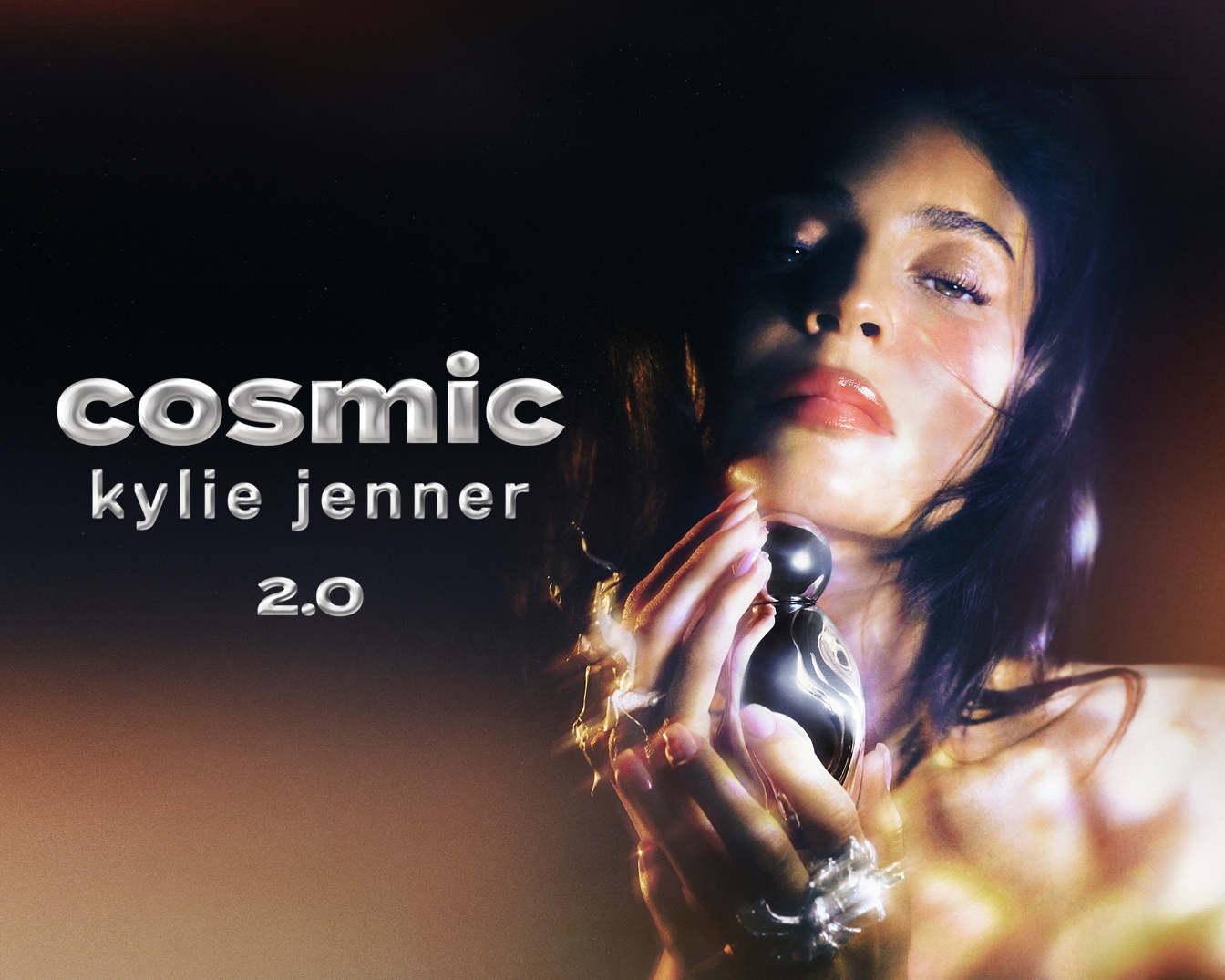 Découvrez Cosmic Kylie Jenner 2.0, un parfum captivant présenté par Kylie elle-même, dans un flacon noir élégant orné de motifs tourbillonnants.