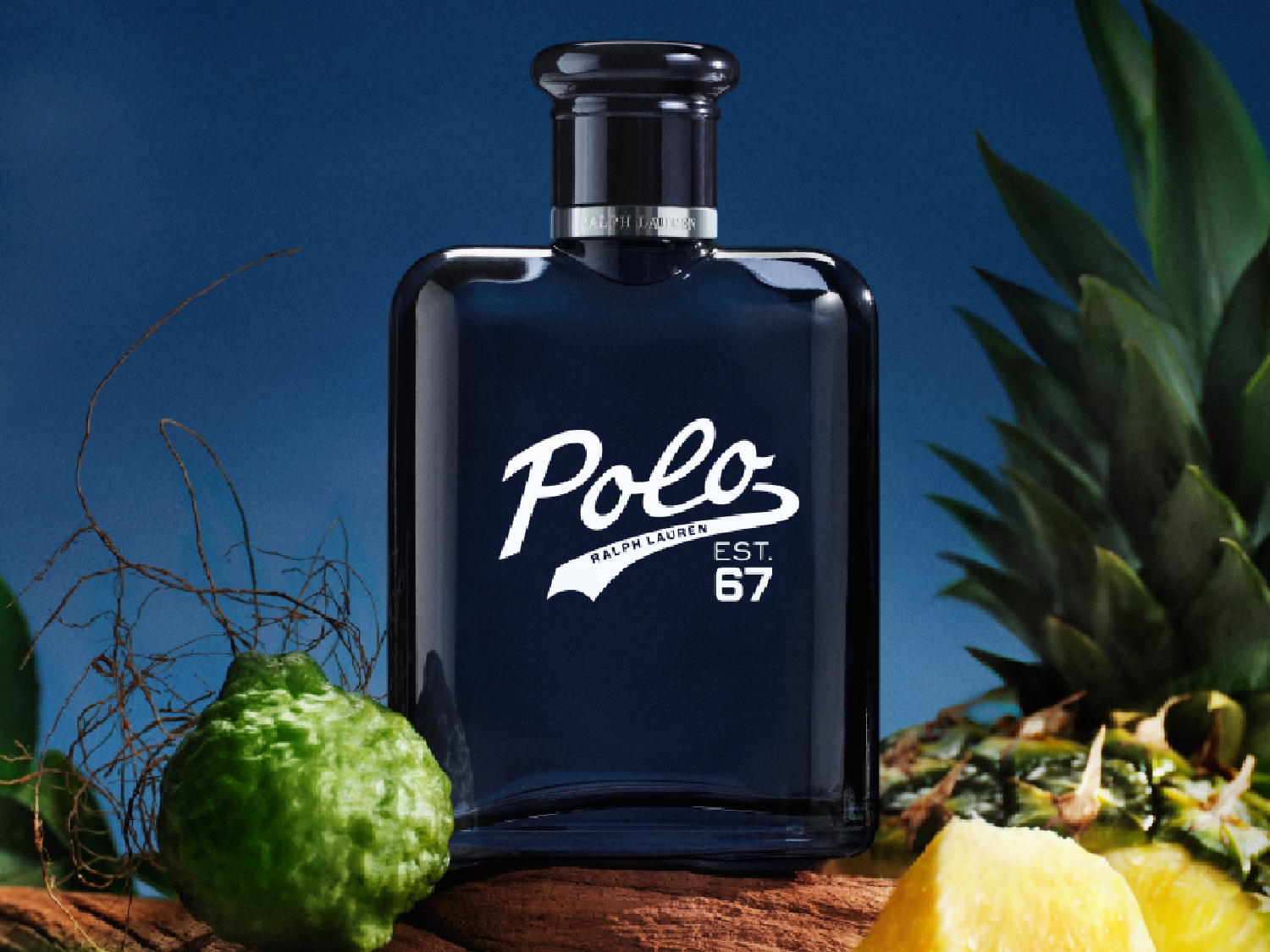 Découvrez Polo Ralph Lauren Est. 67, un parfum bleu foncé élégant avec des notes d'ananas et de citron vert, présenté sur un fond bleu.