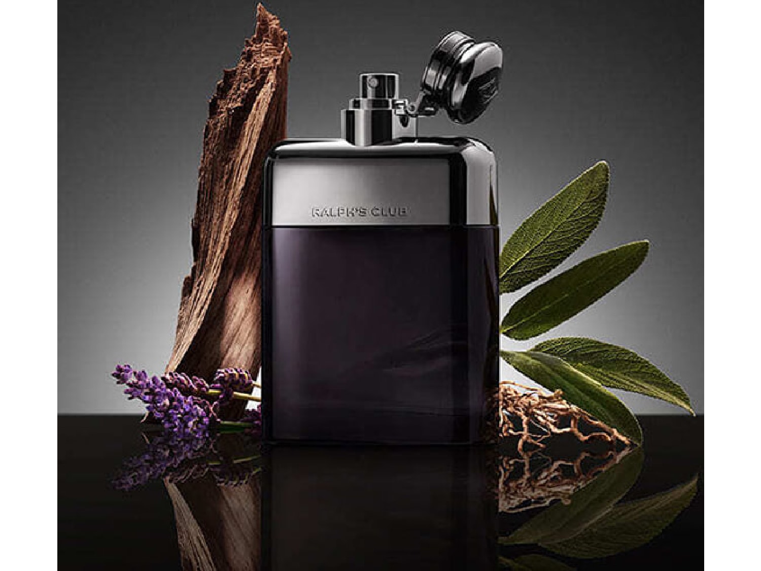 Découvrez Ralph's Club, un parfum sophistiqué dans un flacon noir élégant, agrémenté de notes boisées et florales pour une expérience olfactive unique.