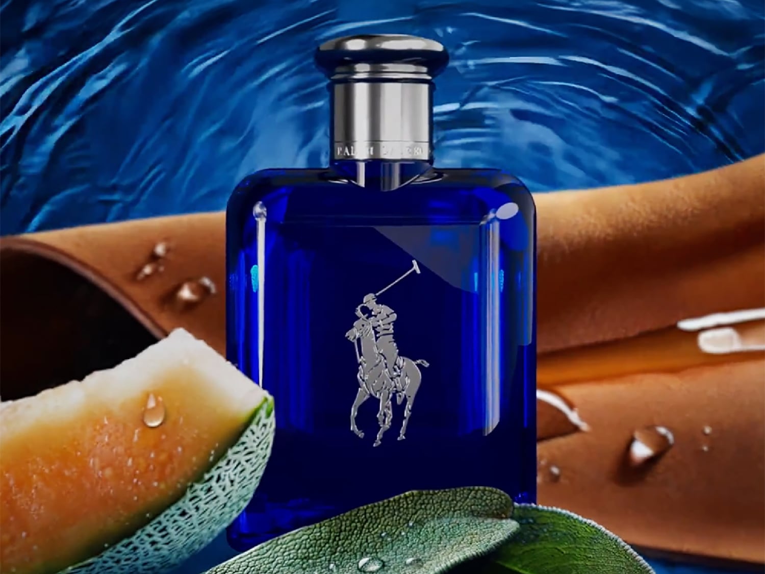 Découvrez le parfum Polo Blue dans son flacon bleu vibrant, orné du logo emblématique du joueur de polo, évoquant une sensation de fraîcheur aquatique.