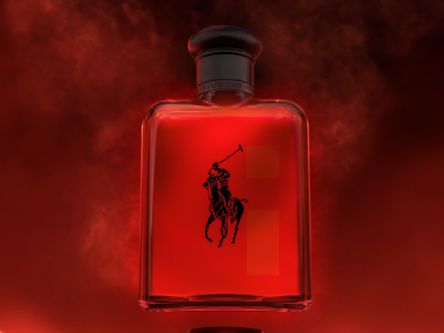 Découvrez Ralph Lauren Polo Red, un parfum audacieux dans un flacon rouge distinctif orné du logo emblématique du joueur de polo noir.