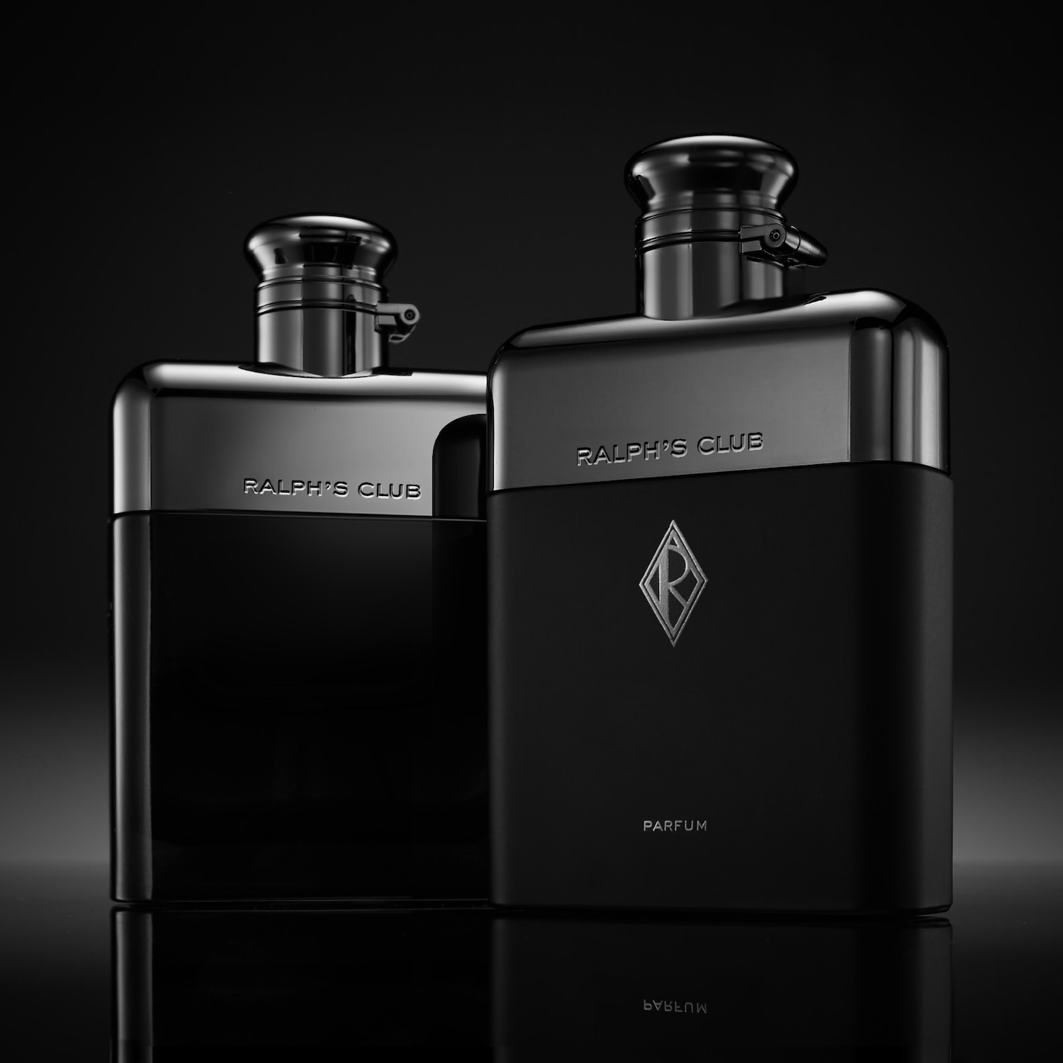 Découvrez Ralph's Club Parfum, un parfum sophistiqué dans un flacon noir élégant avec des accents métalliques, incarnant le luxe et le style.