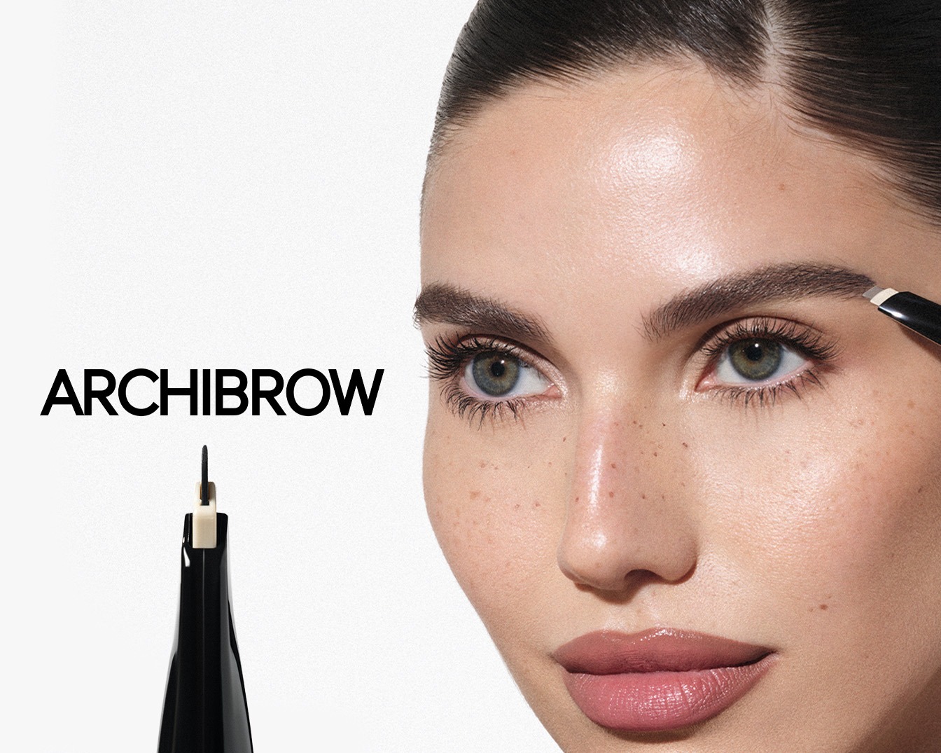 Close-up van een vrouw die ARCHIBROW gebruikt, een zwarte wenkbrauwstift, om haar wenkbrauwen te definiëren voor een perfect gevormde look.