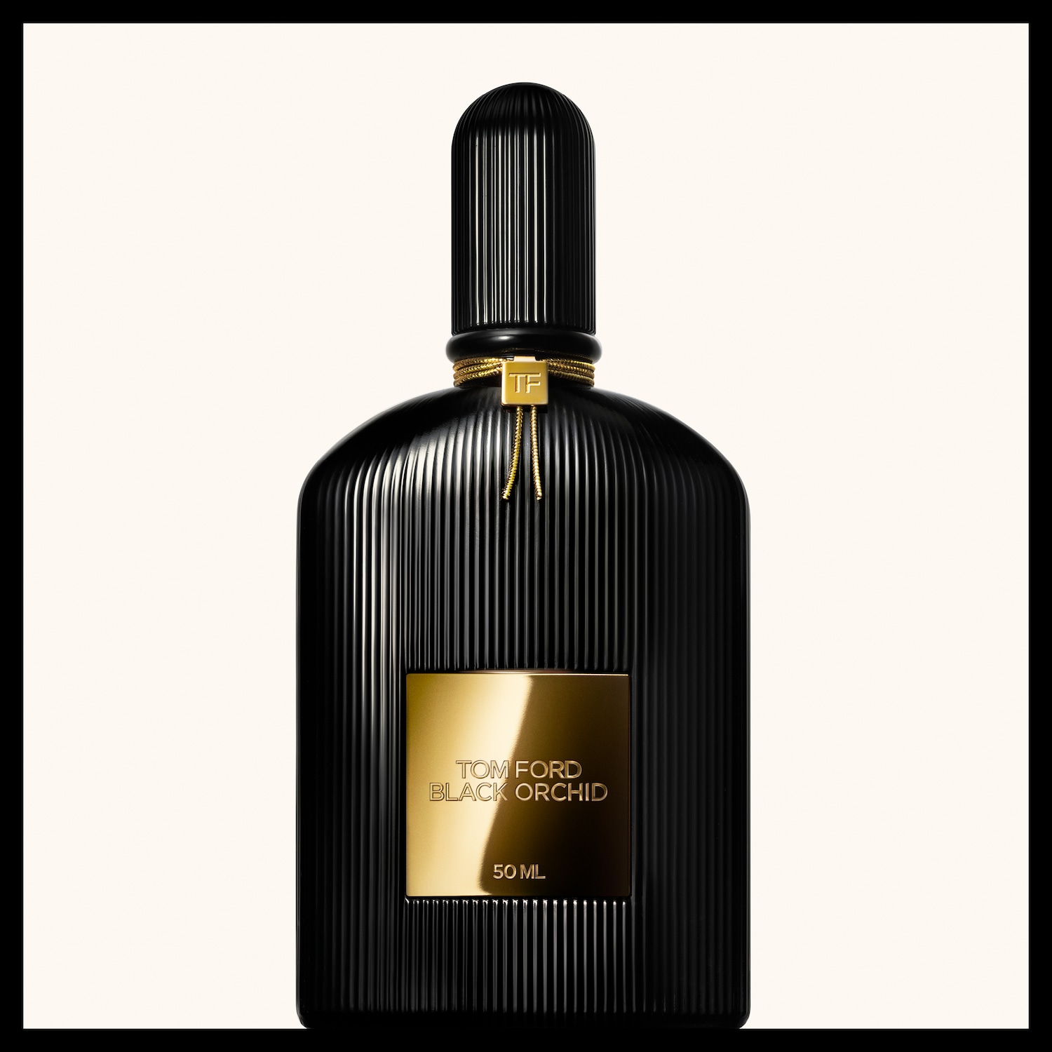 Schwarzer, gerippter Tom Ford Black Orchid Eau de Parfum Flakon mit goldenem Etikett und goldenem Faden um den Hals.