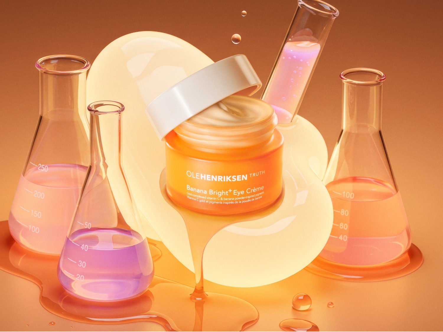 De Ole Henriksen Truth Banana Bright+ Eye Crème in een oranje potje met witte deksel, omringd door laboratoriumglaswerk gevuld met roze en paarse vloeistoffen.