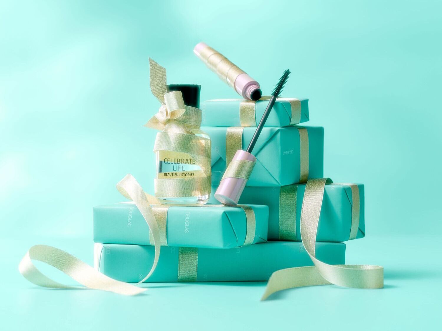 Švęskite gyvenimą su „Douglas“ dovanomis: kvepalai su užrašu „Celebrate Life Beautiful Stories“ ir tušas rožiniuose atspalviuose ant turkio spalvos dovanų dėžučių su auksiniais kaspinais.