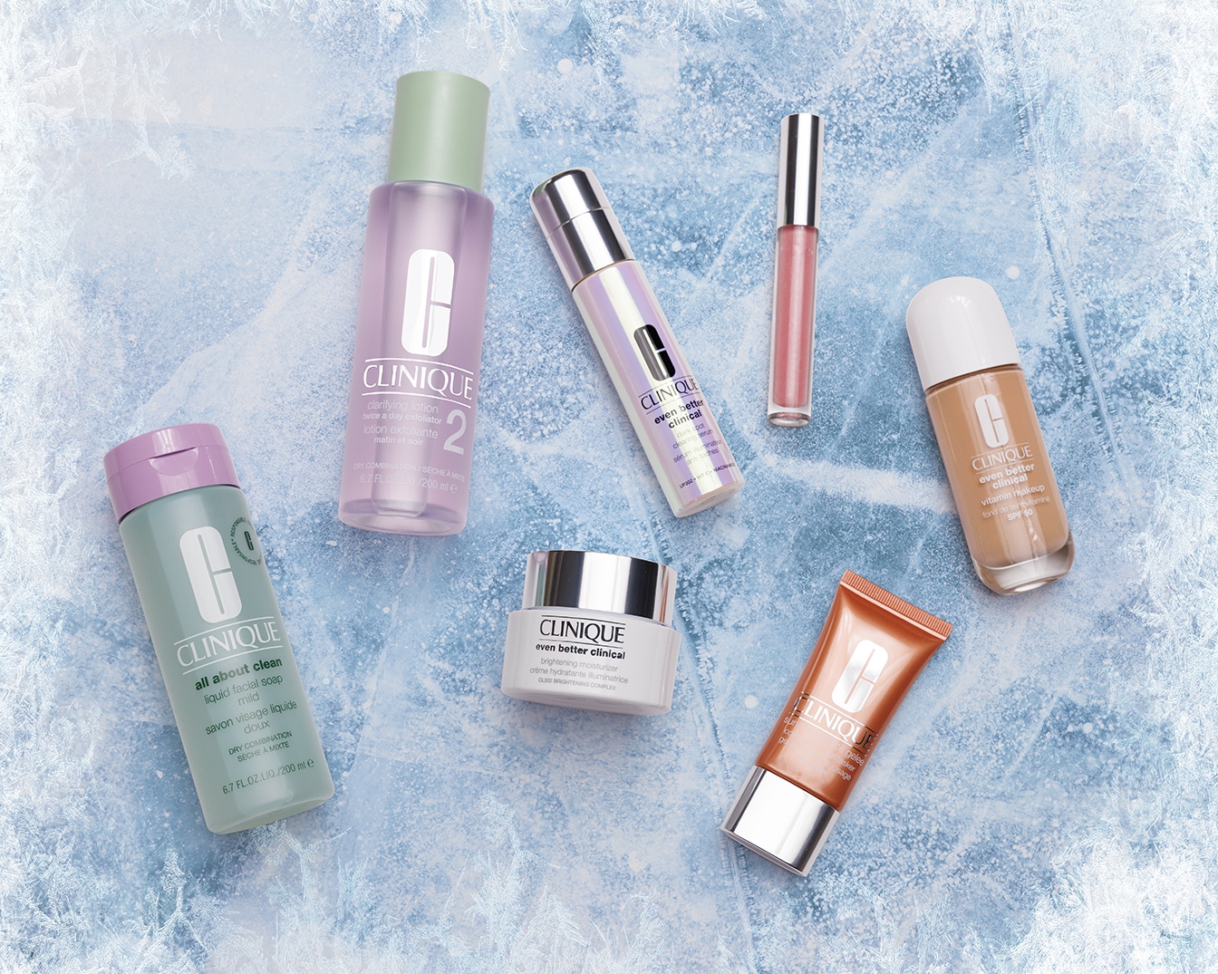 Una selezione di prodotti Clinique, tra cui sapone liquido delicato, lozione esfoliante e crema idratante illuminante, presentati su uno sfondo azzurro che ricorda il ghiaccio.