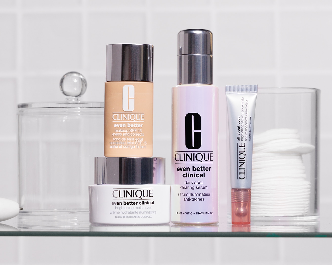 Scopri Clinique Even Better: fondotinta SPF 15, crema idratante illuminante, siero anti-macchie e concentrato occhi illuminante per una pelle impeccabile.