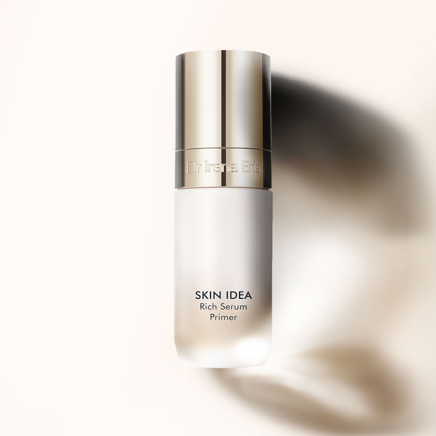 Dr Irena Eris Skin Idea Rich Serum Primer w białej butelce ze złotą nakrętką, idealny do przygotowania skóry pod makijaż.
