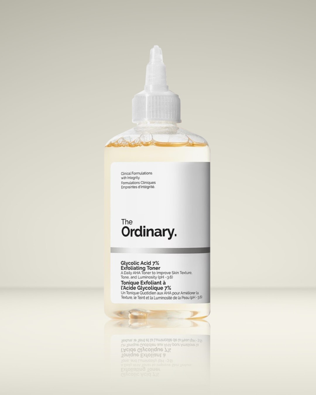 De The Ordinary Glycolic Acid 7% Exfoliating Toner in een transparante fles met witte dop, verbetert de huidtextuur, teint en helderheid met een pH van 3,6.