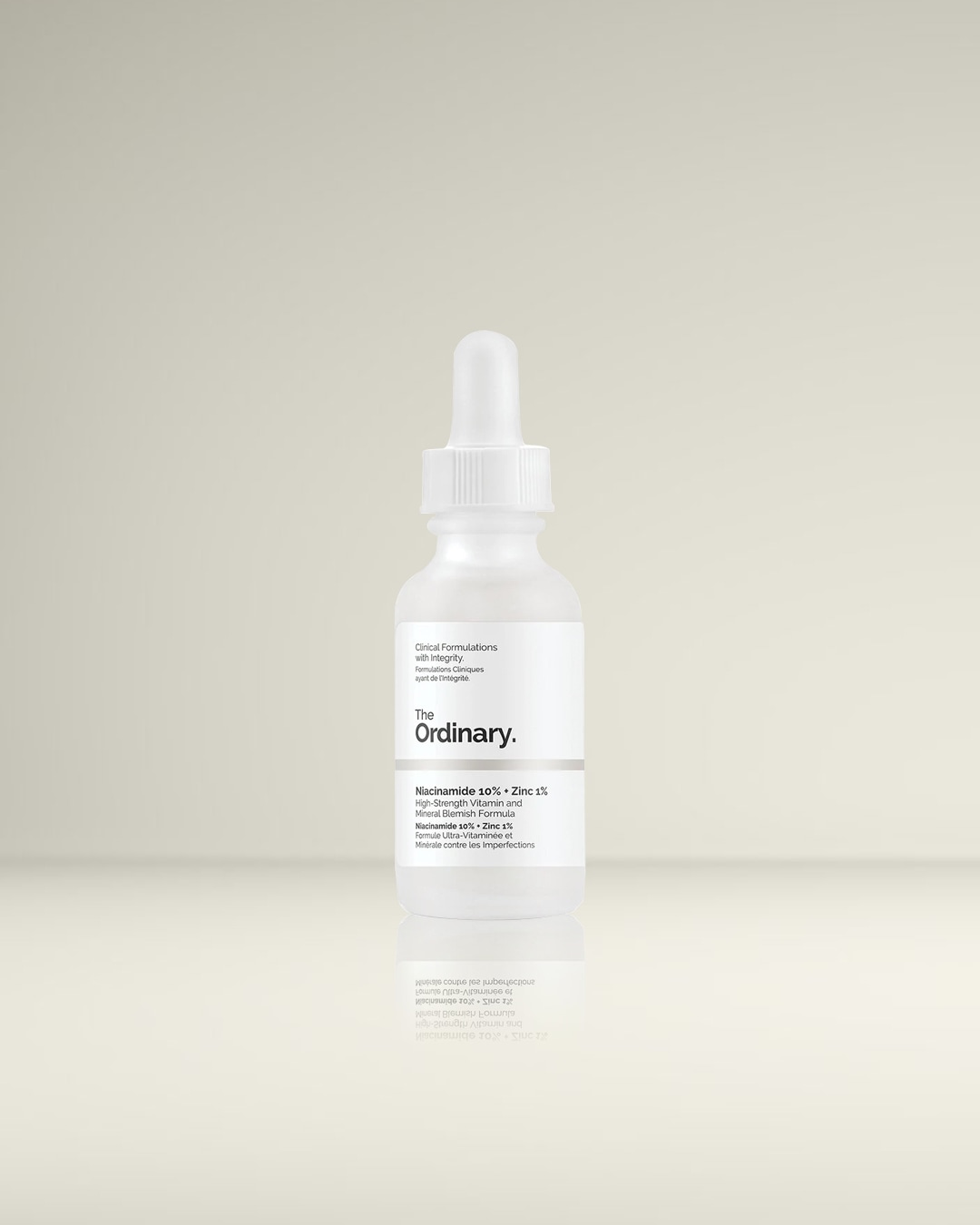 De Ordinary Niacinamide 10% + Zink 1% is een serum in een witte verpakking met een pipet, dat helpt bij het verminderen van oneffenheden en het verfijnen van de poriën.