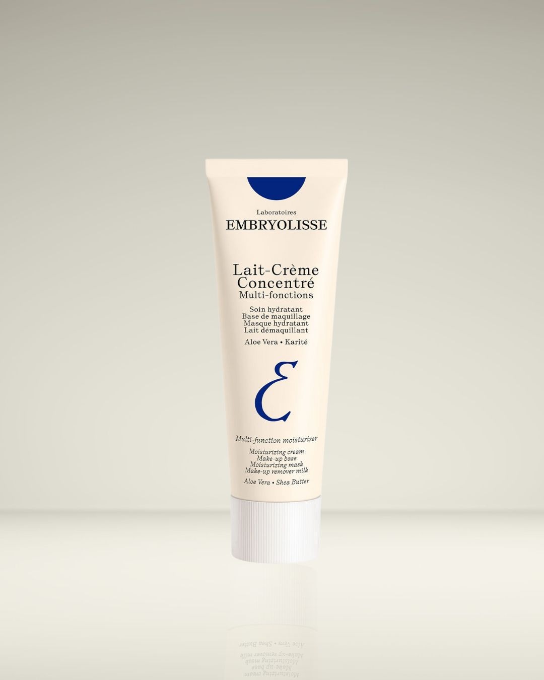 De Embryolisse Lait-Crème Concentré multi-functionele moisturizer in een crèmekleurige tube met blauwe letters, is een hydraterende crème, make-up basis, hydraterend masker en make-up remover melk met Aloë Vera en Karité.