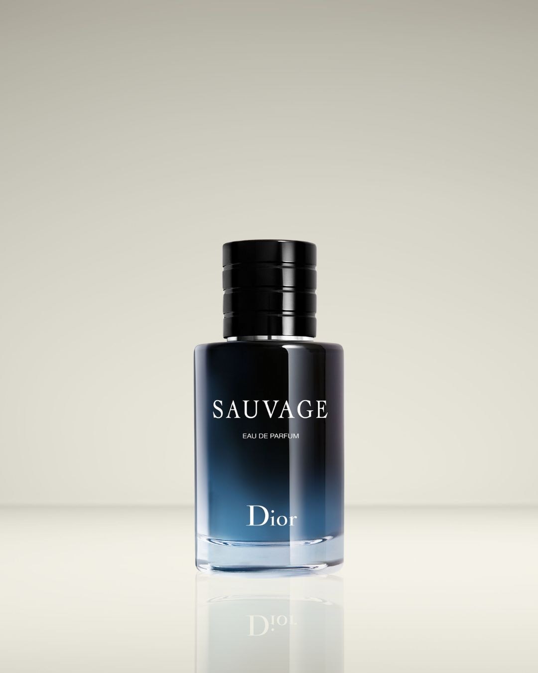 Een flacon Dior Sauvage Eau de Parfum met een zwarte dop en een gradueel blauw naar helder verloop in het glas.