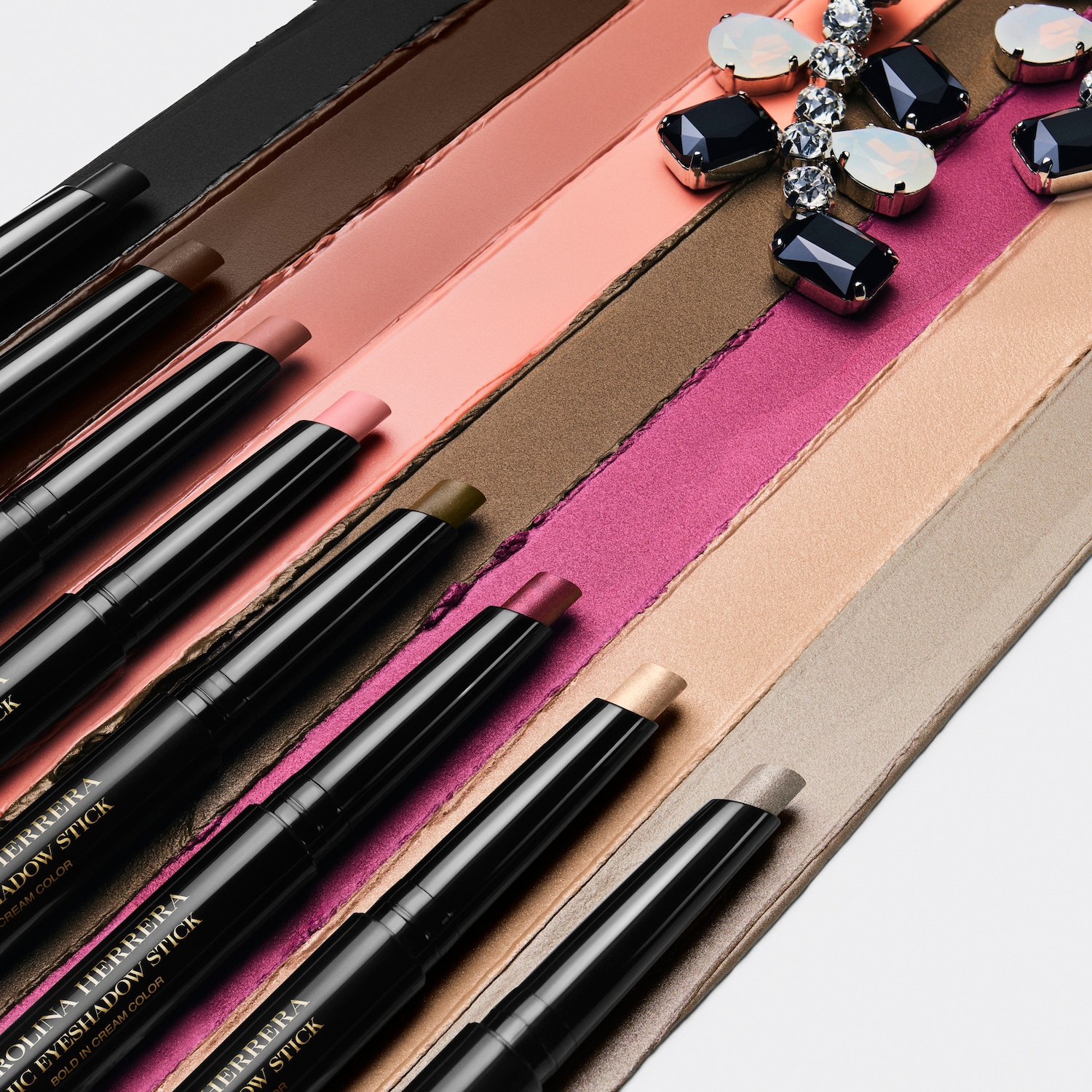 Carolina Herrera präsentiert Lidschattenstifte in verschiedenen Farbtönen, von Schwarz über Braun bis hin zu Rosa und Gold, für einen ausdrucksstarken Look.