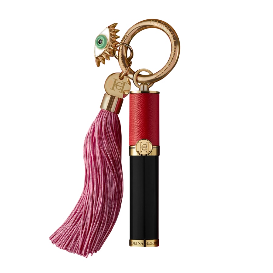 Schlüsselanhänger mit rotem und schwarzem Carolina Herrera Lippenstift, verziert mit einer Quaste und einem goldenen Anhänger.