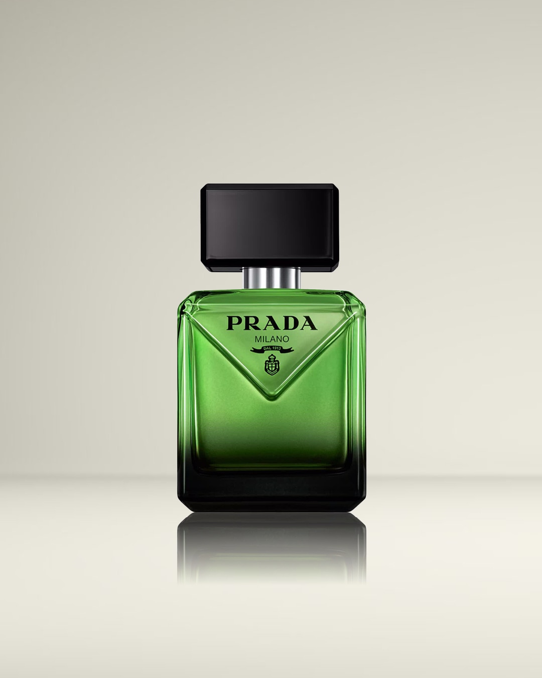 Voici un flacon de parfum Prada vert avec un bouchon noir, élégant et moderne.