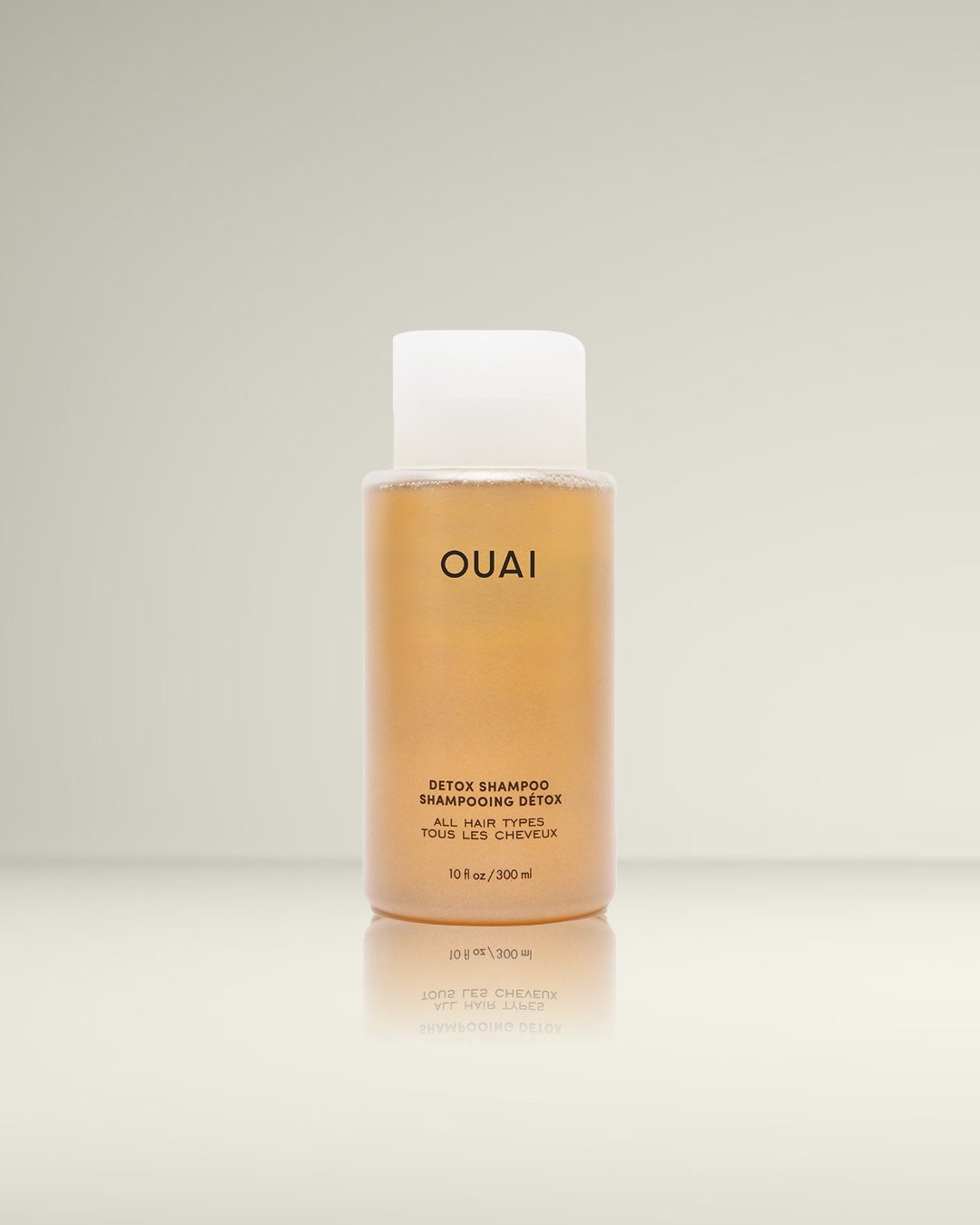Bouteille de shampoing détox OUAI pour tous types de cheveux, contenant 10 fl oz/300 ml, promettant un nettoyage en profondeur.