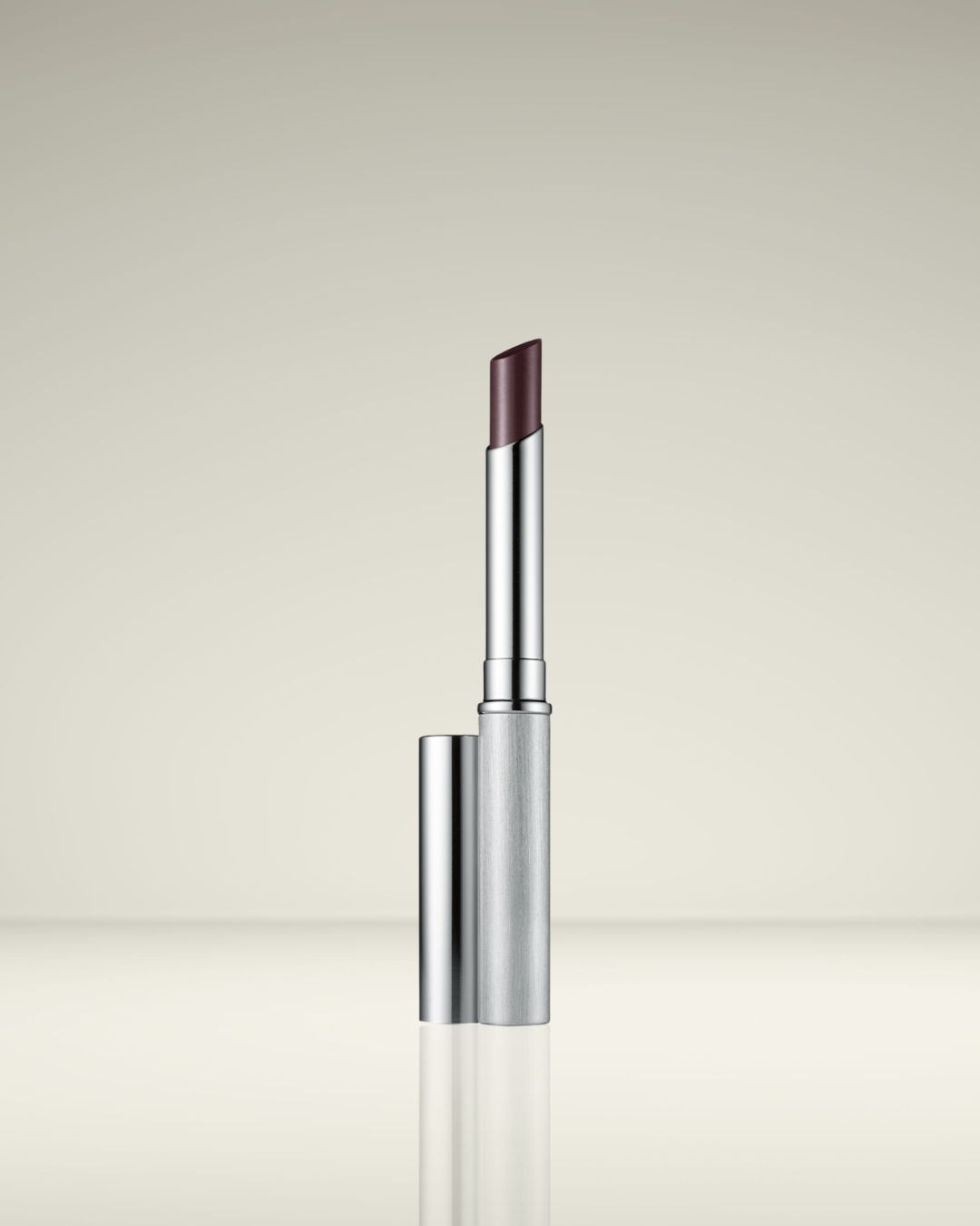 Voici un rouge à lèvres prune foncé dans un élégant tube argenté, prêt à sublimer votre sourire.
