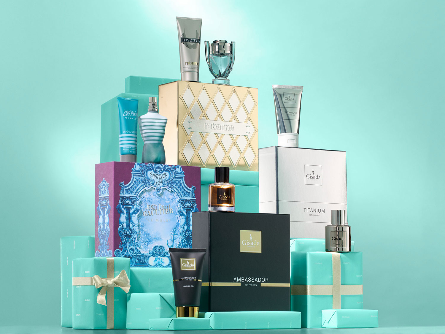 Entdecke eine Auswahl an Herrendüften und Pflegeprodukten, darunter Jean Paul Gaultier Le Male, Rabanne Invictus und Gisada Ambassador und Titanium Sets.