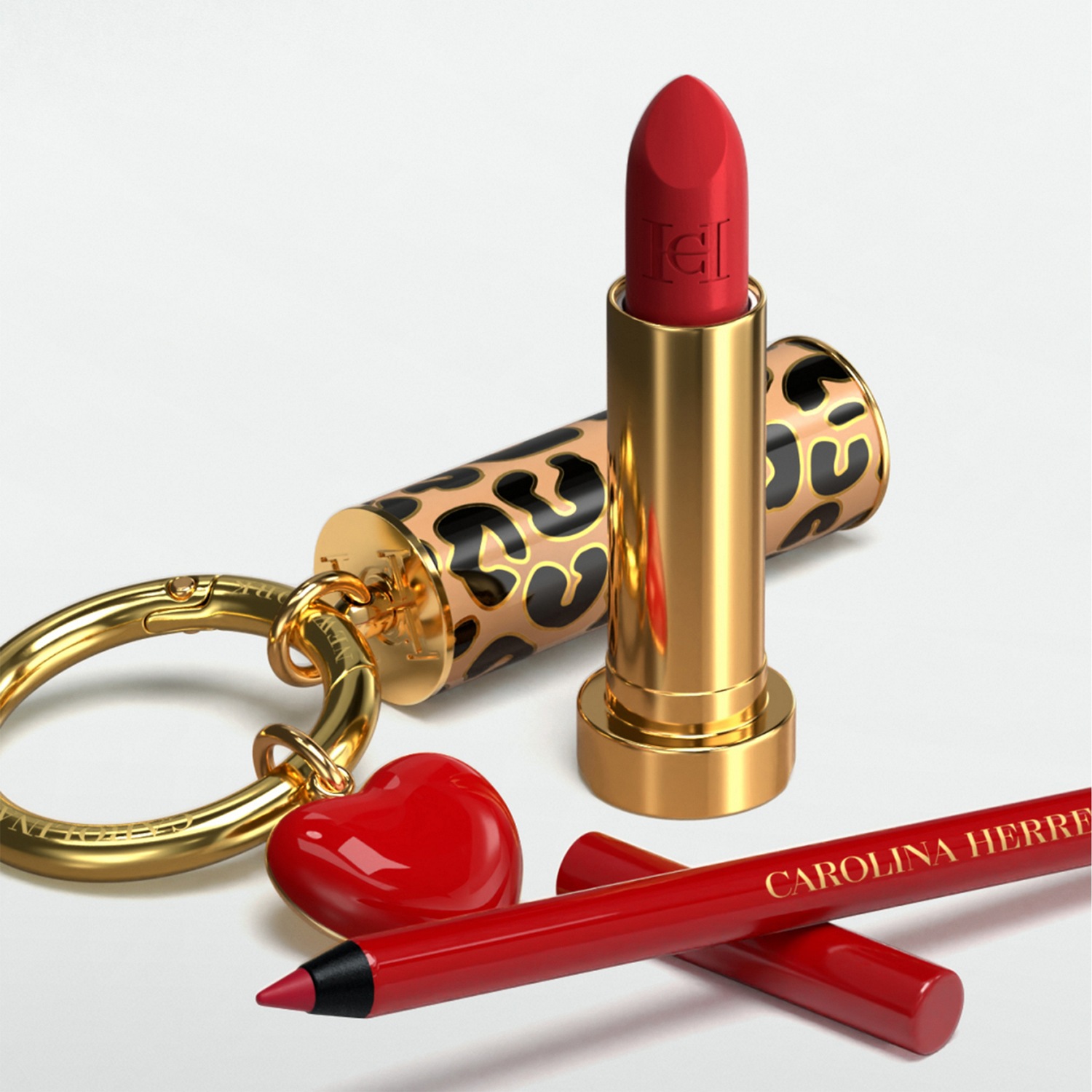 Roter Lippenstift von Carolina Herrera mit goldener Hülle, roter Herzanhänger und rotem Lipliner.