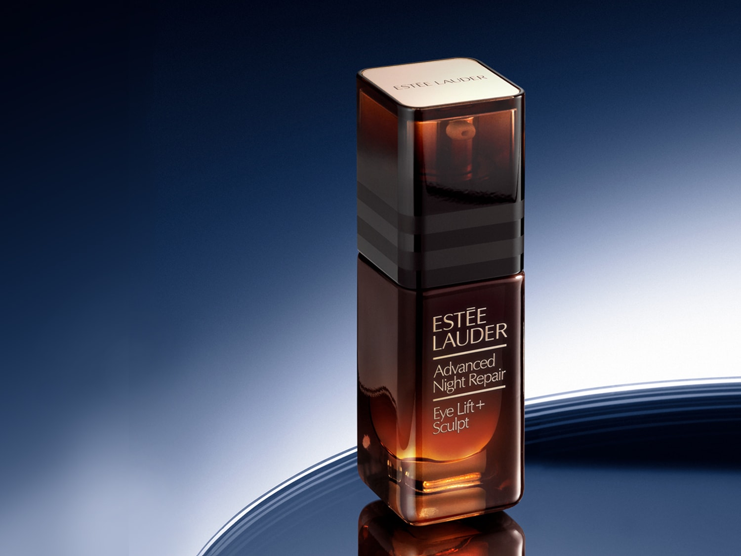 Estée Lauder Advanced Night Repair Eye Lift + Sculpt szemkörnyékápoló egy elegáns, átlátszó és barna színű üvegben.