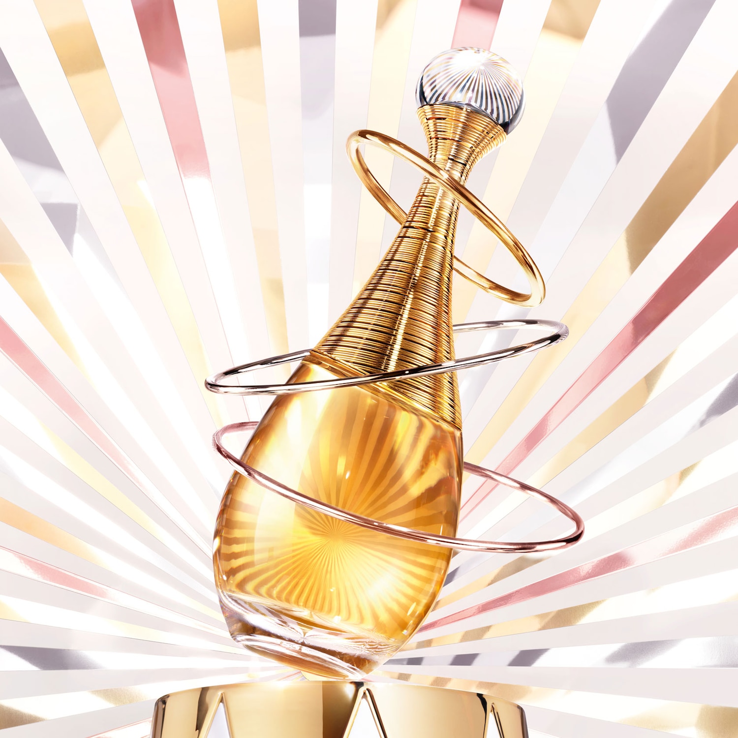 Découvrez J'adore Eau de Parfum, lumineux et sensuel.