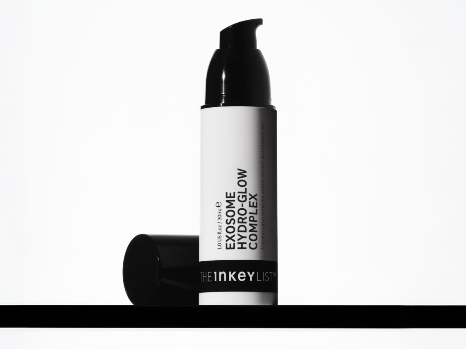 De Inkey List Exosome Hydro-Glow Complex is een witte fles met een zwarte pomp en dop, ontworpen om de huid te transformeren voor een stralende, gladde en vernieuwde teint.