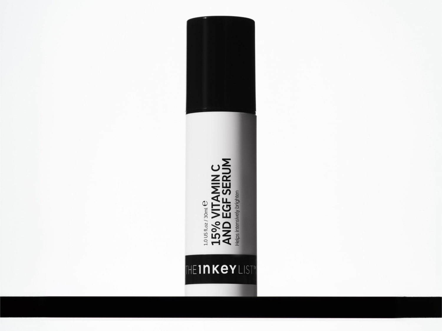 De Inkey List 15% Vitamine C en EGF Serum in een witte fles met zwarte dop, met de tekst "Helpt intensief te verhelderen" en "1.0 US fl.oz / 30ml e" erop.