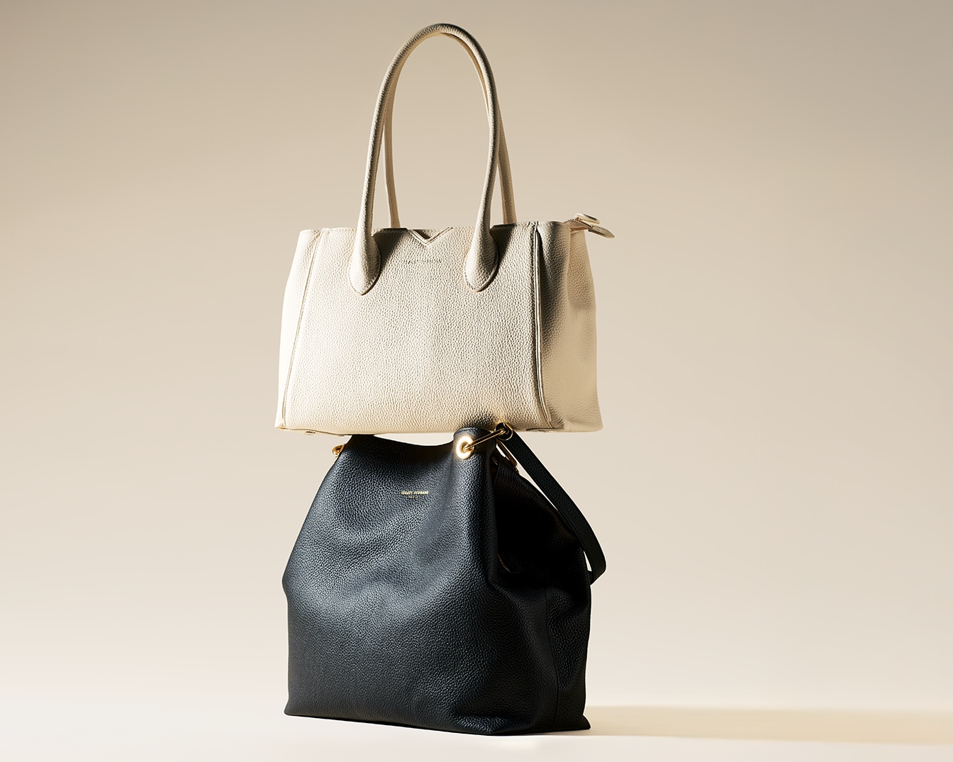 Zwei elegante Handtaschen von Trussardi, eine in schimmerndem Gold und die andere in klassischem Schwarz, bieten Stil und Vielseitigkeit für jeden Anlass.