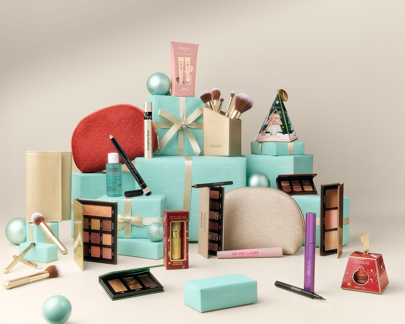 Objevte kouzlo Vánoc s exkluzivní kolekcí kosmetiky Douglas, která zahrnuje oční stíny, řasenky, odličovače a štětce, vše v elegantním balení.