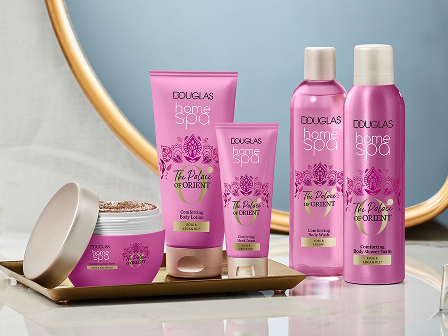 Douglas Home Spa 'The Palace of Orient' collectie, met roos- en arganolie, omvat body scrub, lotion, handcrème, body wash en shower foam in roze verpakkingen.