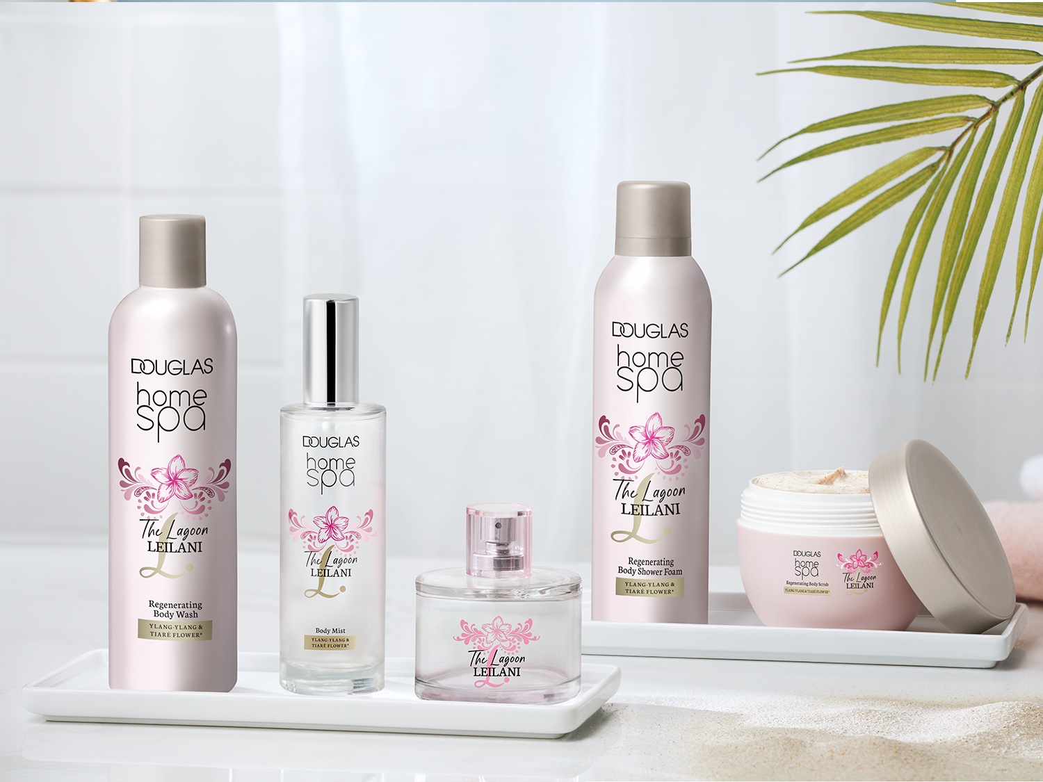 Douglas Home Spa collectie met roze verpakkingen, met body wash, body mist, parfum, body shower foam en body scrub, allemaal met de geur van Ylang-Ylang en Tiare bloem.