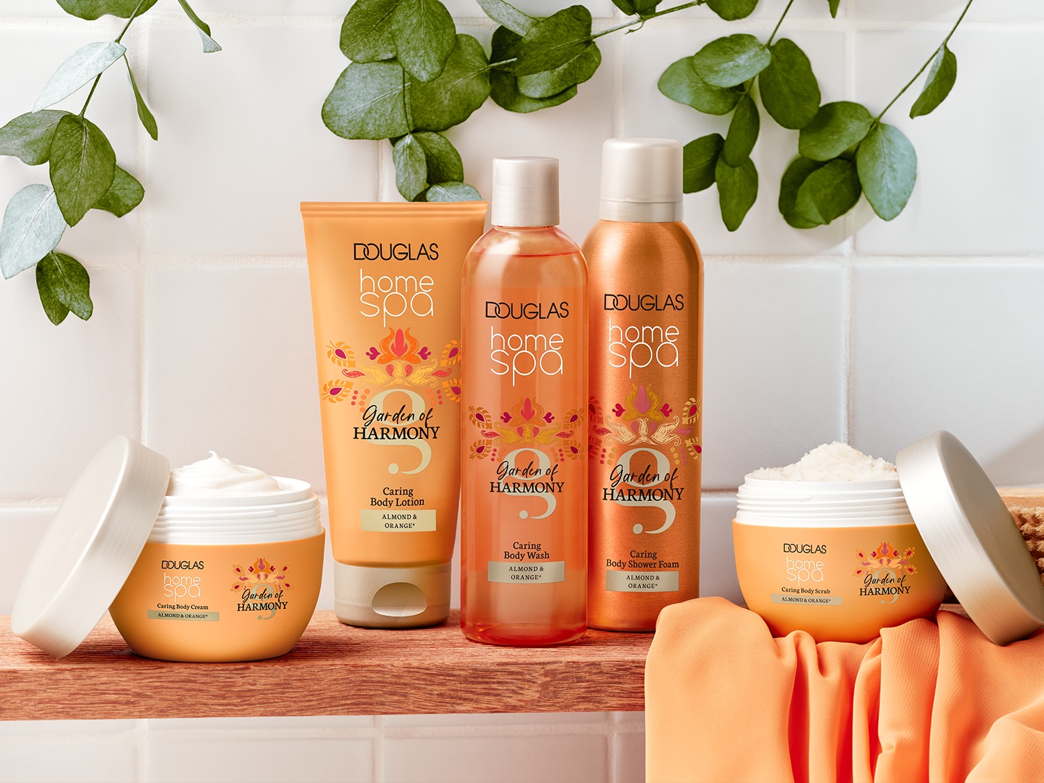 Découvrez la gamme Douglas Home Spa Garden of Harmony, enrichie en amande et orange, comprenant une crème, une lotion, un gel douche et un gommage pour le corps.