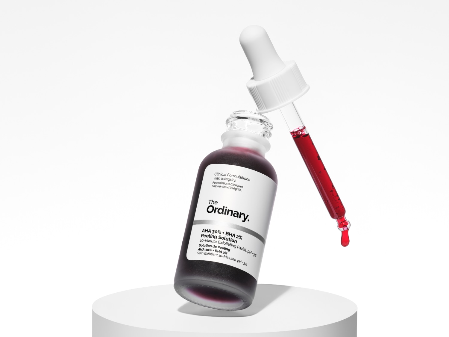 The Ordinary AHA 30% + BHA 2% Peeling Solution in einer transparenten Glasflasche mit Pipette, die die rote Flüssigkeit enthält.