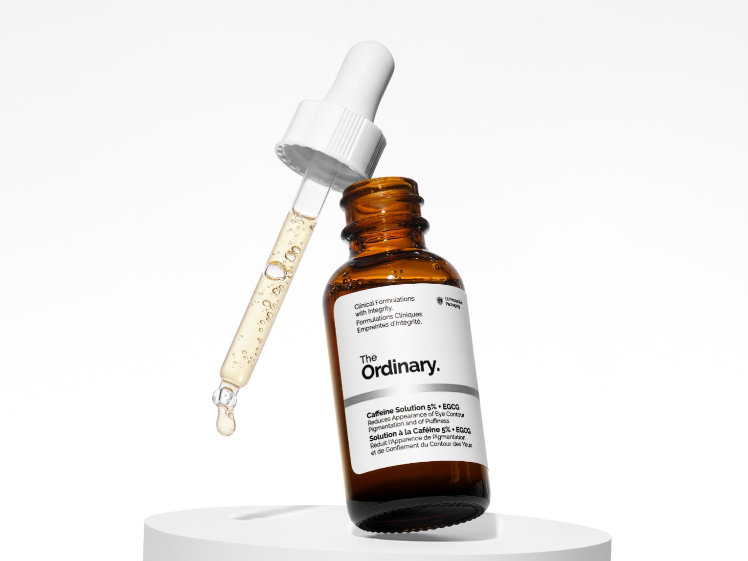 Nahaufnahme des The Ordinary Serums vor weißem Hintergrund, das eine 5%ige Koffeinlösung und EGCG enthält.