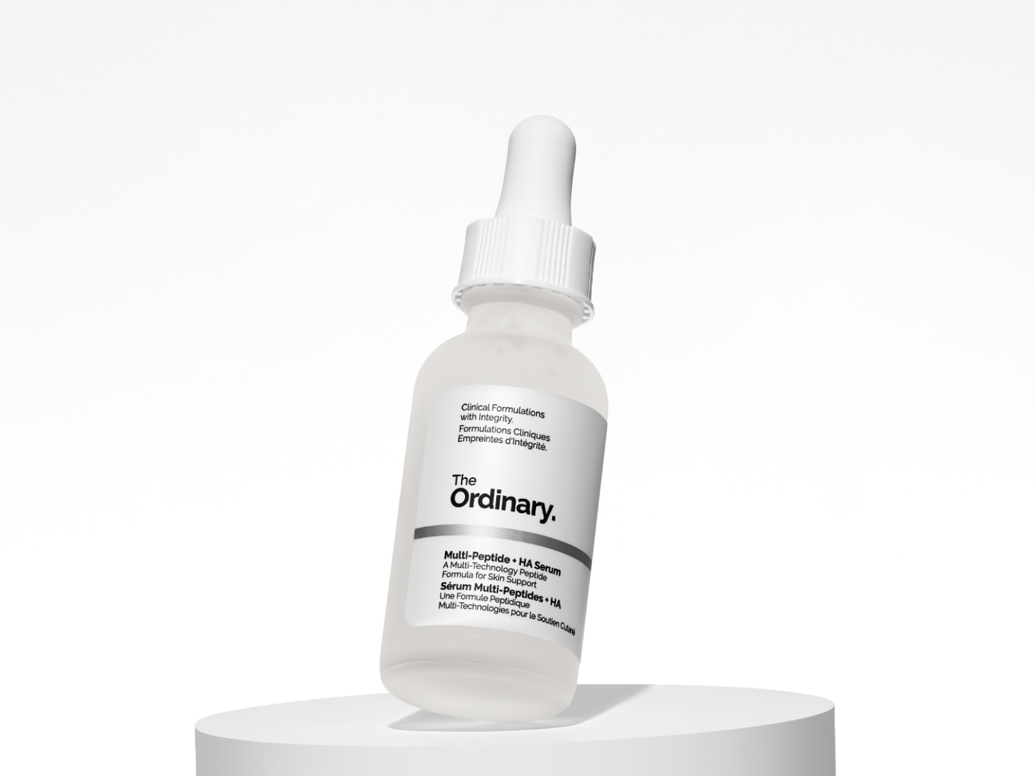 Das The Ordinary Multi-Peptide HA Serum in einer durchsichtigen Glasflasche vor weißem Hintergrund.