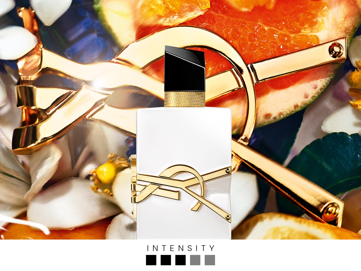 Découvrez le parfum Yves Saint Laurent, un flacon blanc élégant orné du logo doré iconique, sur un fond vibrant d'agrumes et de fleurs.