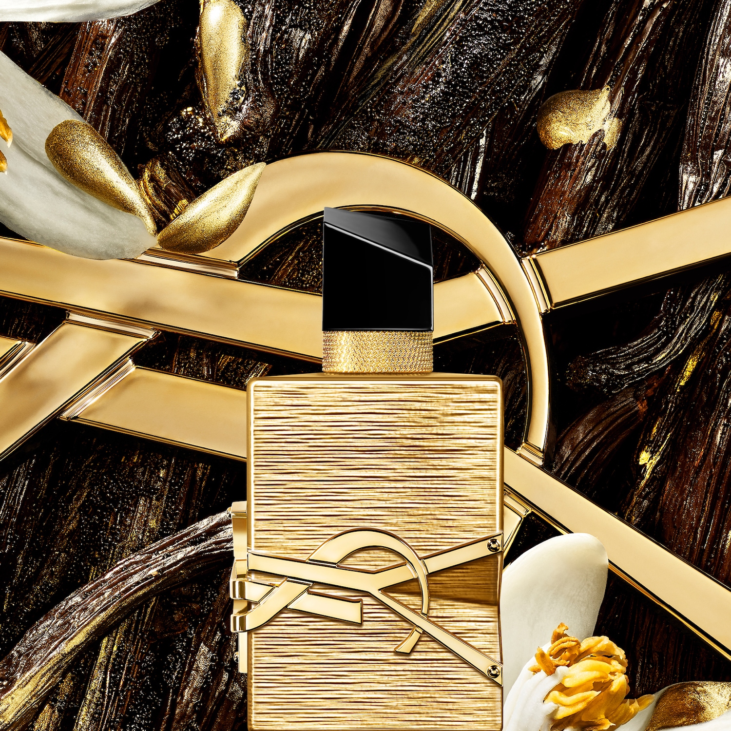 Découvrez le parfum Yves Saint Laurent dans un flacon doré texturé, orné du logo emblématique, évoquant luxe et élégance.