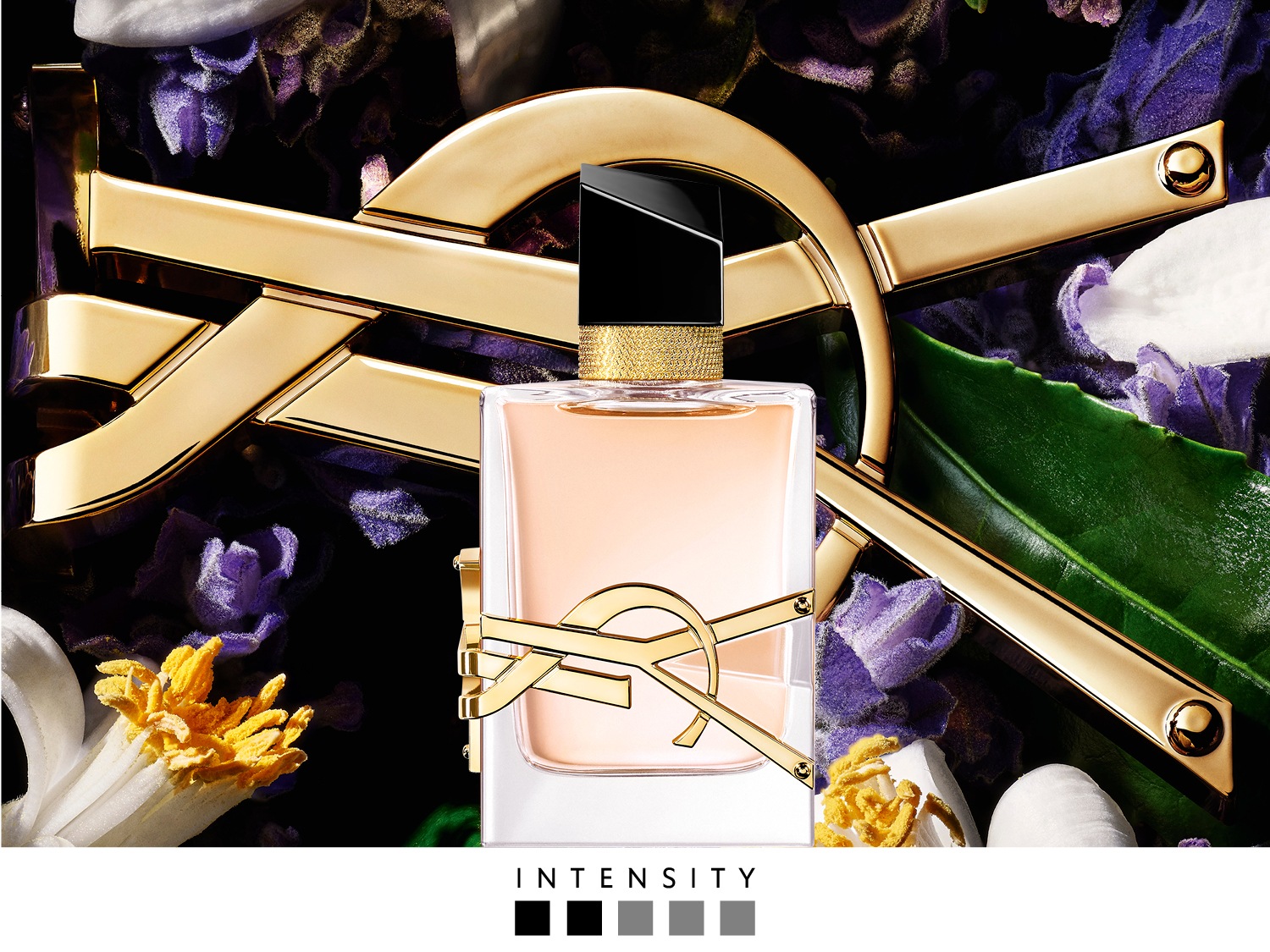 Découvrez le parfum Yves Saint Laurent, présenté dans un flacon carré élégant avec le logo YSL doré, sur un fond floral violet et blanc.