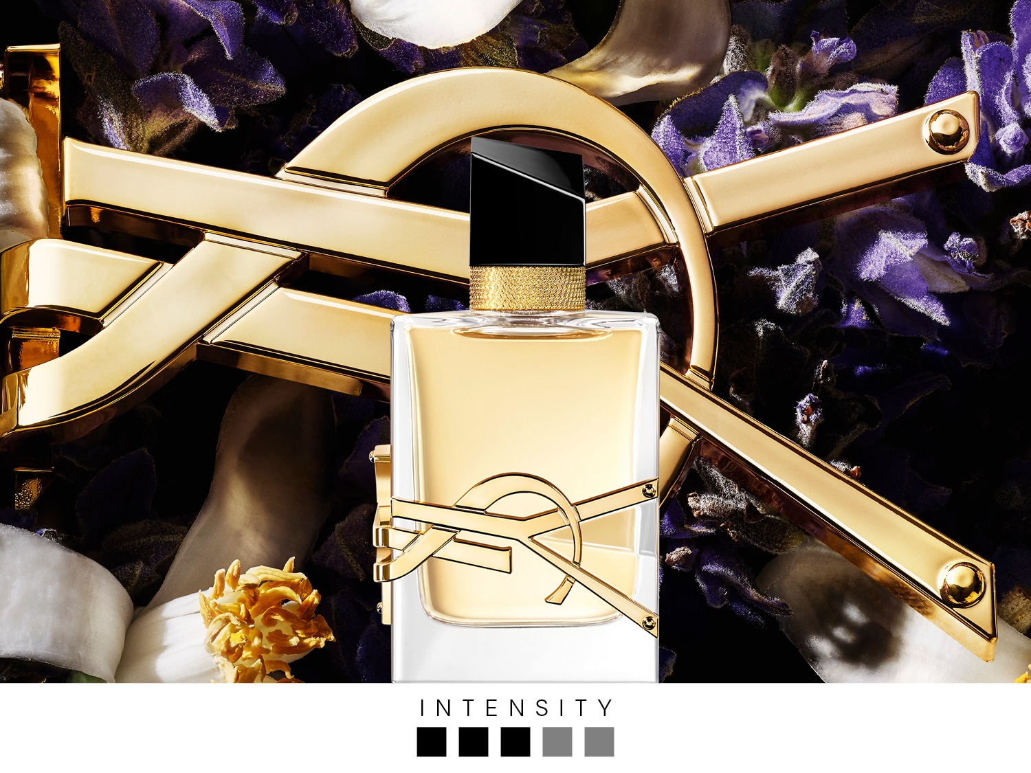 Découvrez le parfum Yves Saint Laurent, un mélange d'élégance et d'intensité, présenté dans un flacon transparent orné du logo doré emblématique, sur un fond floral captivant.