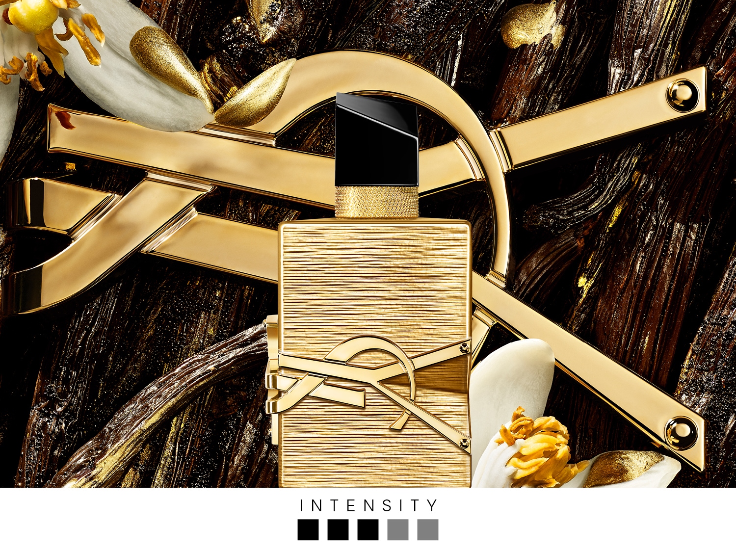 Découvrez le parfum YSL avec un flacon doré texturé, orné du logo iconique, sur un fond riche en textures et des touches florales délicates.
