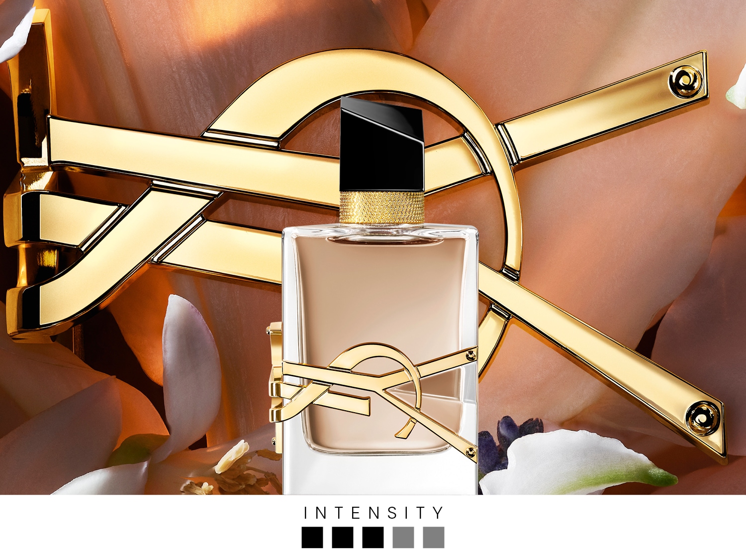 Découvrez le parfum YSL, un flacon carré transparent avec un bouchon noir et or, orné du logo doré iconique sur un fond floral doux.