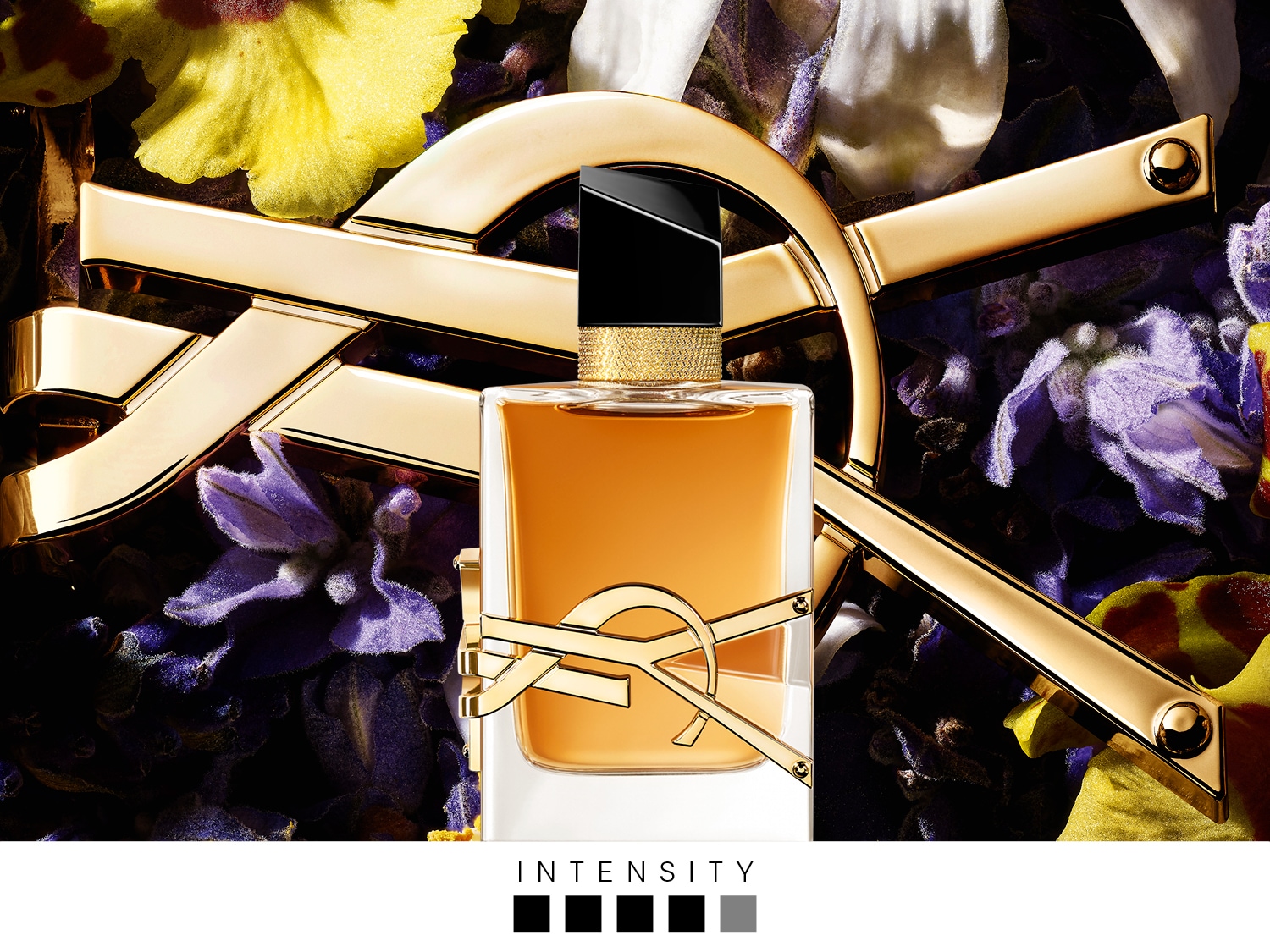 Découvrez le parfum Yves Saint Laurent, avec son flacon carré élégant, son logo doré emblématique et son jus ambré, le tout sur un fond floral vibrant.